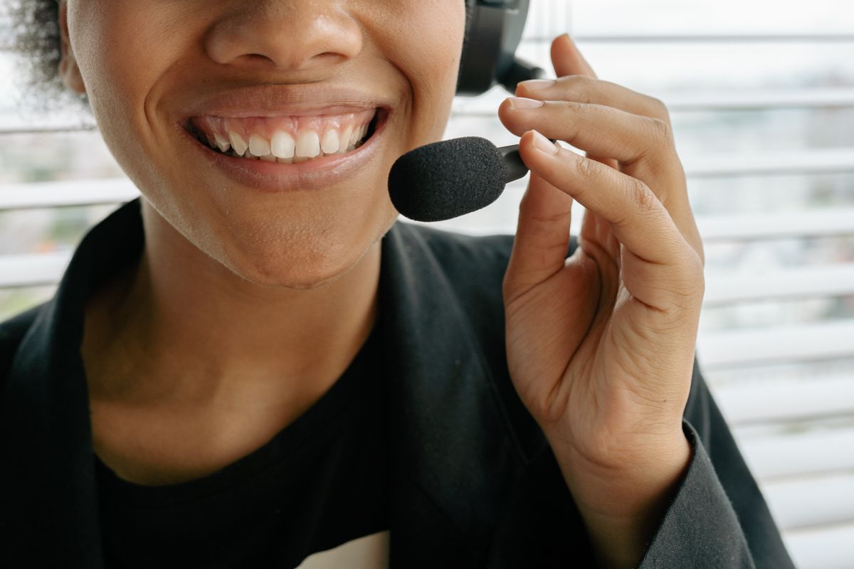 Support agent wearing a headset in a contact centre